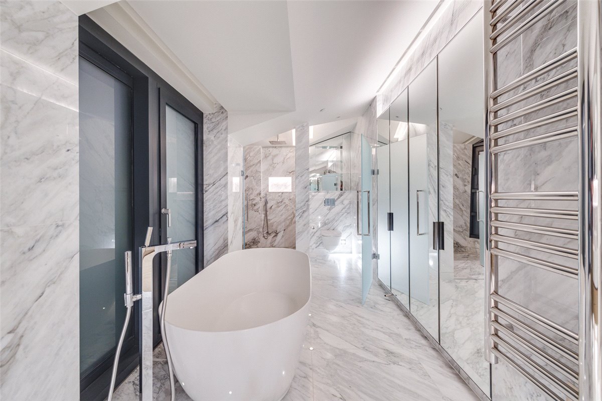 3 bedroom flat, Kensington Gardens Square, Bayswater W2 - Available