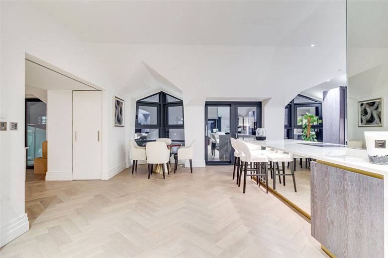 3 bedroom flat, Kensington Gardens Square, Bayswater W2 - Available
