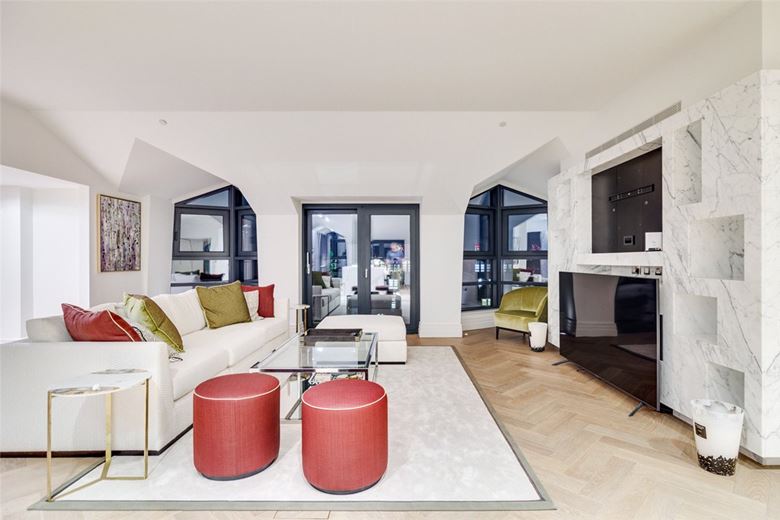 3 bedroom flat, Kensington Gardens Square, Bayswater W2 - Available