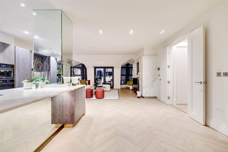 3 bedroom flat, Kensington Gardens Square, Bayswater W2 - Available