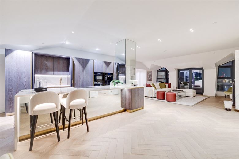 3 bedroom flat, Kensington Gardens Square, Bayswater W2 - Available