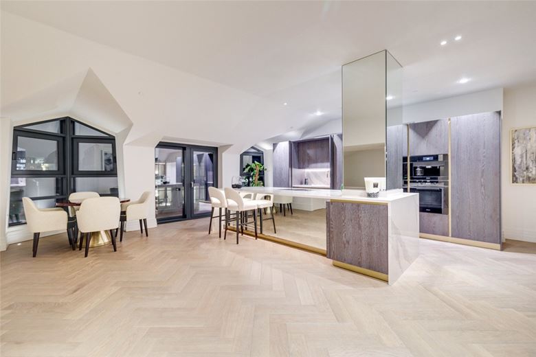 3 bedroom flat, Kensington Gardens Square, Bayswater W2 - Available