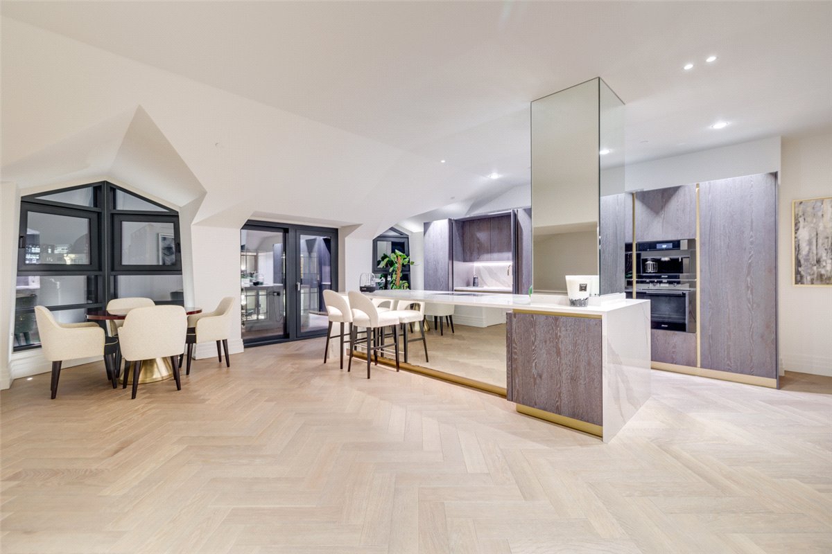 3 bedroom flat, Kensington Gardens Square, Bayswater W2 - Available
