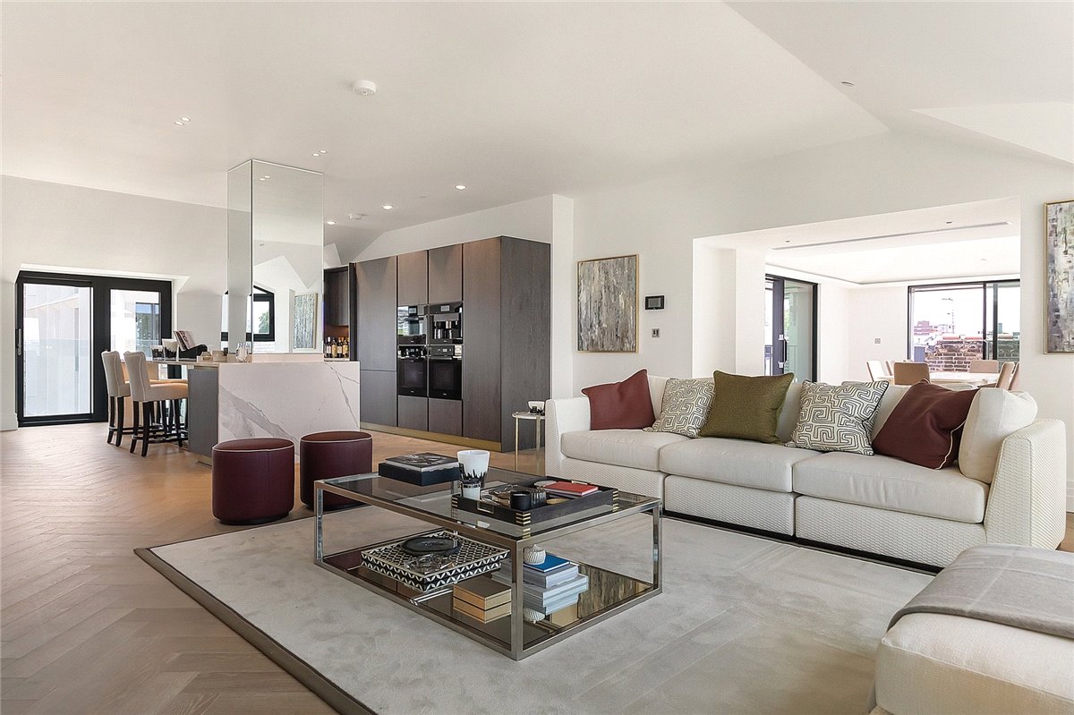 3 bedroom flat, Kensington Gardens Square, Bayswater W2 - Available