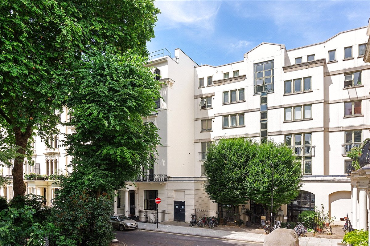 3 bedroom flat, Kensington Gardens Square, Bayswater W2 - Available