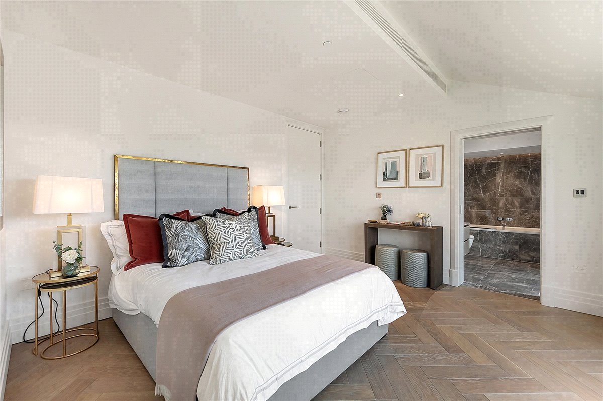3 bedroom flat, Kensington Gardens Square, Bayswater W2 - Available