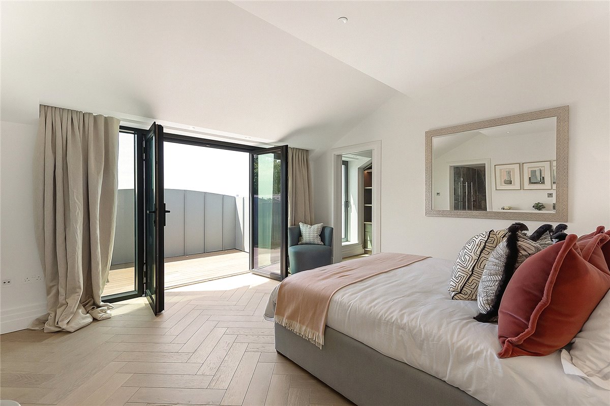3 bedroom flat, Kensington Gardens Square, Bayswater W2 - Available