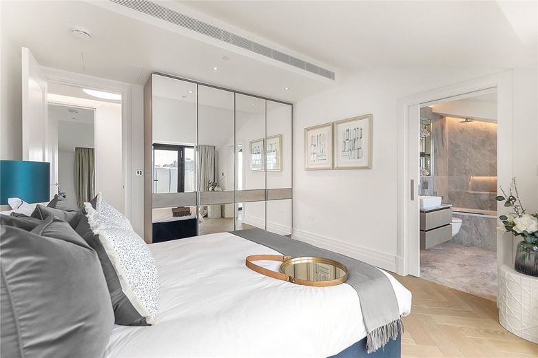 3 bedroom flat, Kensington Gardens Square, Bayswater W2 - Available