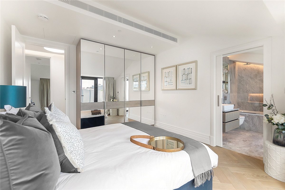 3 bedroom flat, Kensington Gardens Square, Bayswater W2 - Available