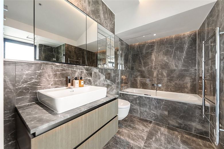 3 bedroom flat, Kensington Gardens Square, Bayswater W2 - Available