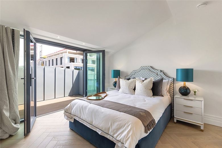 3 bedroom flat, Kensington Gardens Square, Bayswater W2 - Available