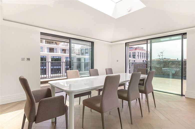 3 bedroom flat, Kensington Gardens Square, Bayswater W2 - Available