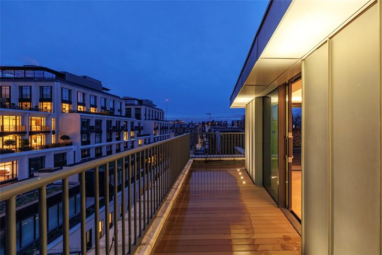 3 bedroom flat, Kensington Gardens Square, Bayswater W2 - Available