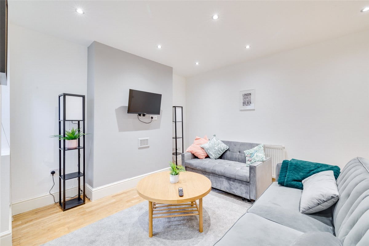1 bedroom flat, Cremorne Road, Chelsea SW10 - Available