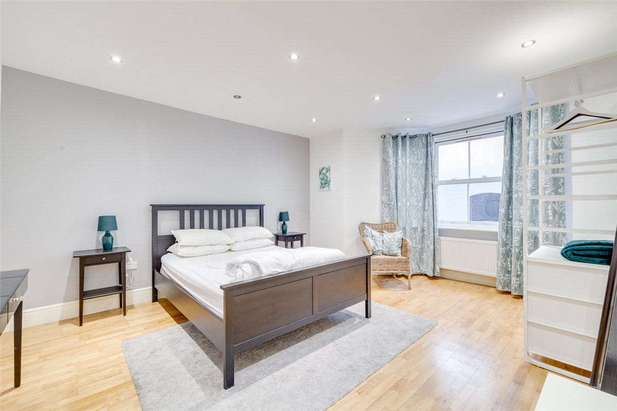 1 bedroom flat, Cremorne Road, Chelsea SW10 - Available