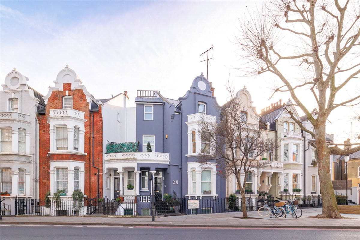 1 bedroom flat, Cremorne Road, Chelsea SW10 - Available
