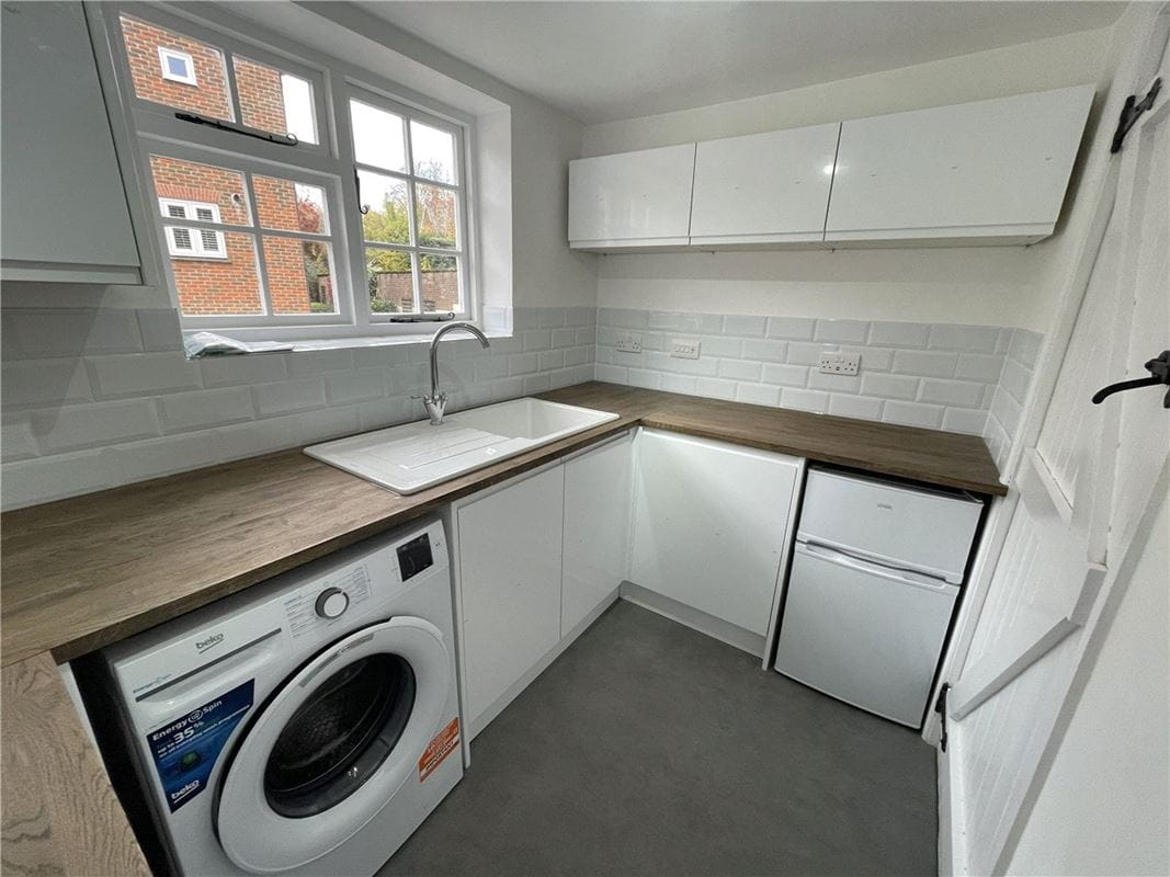 1 bedroom flat, High Street, Marlborough SN8 - Let Agreed