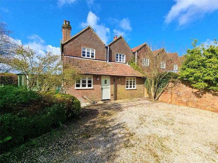 3 bedroom cottage, Harding Farm Cottages, Great Bedwyn SN8 - Available