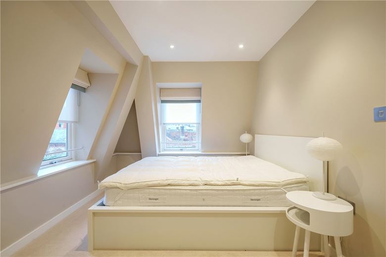 2 bedroom flat, High Street, Marlborough SN8