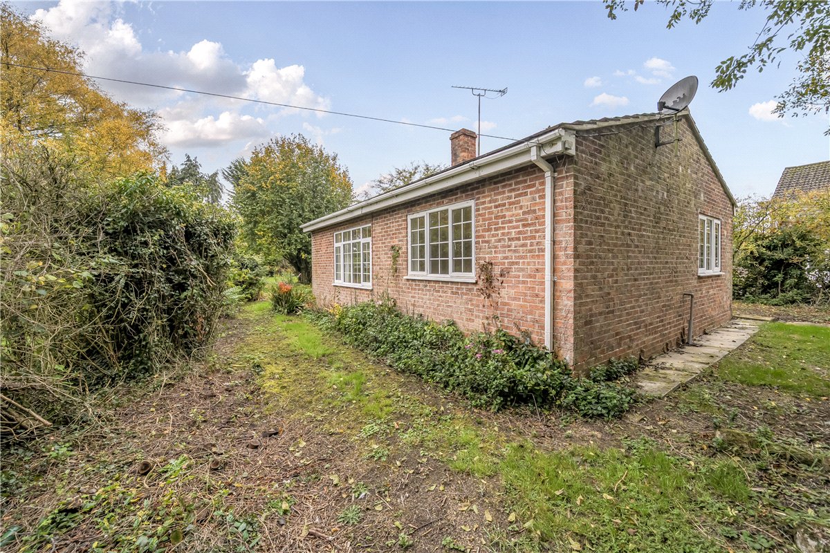 2 bedroom bungalow, Aldbourne Road, Baydon SN8 - Available