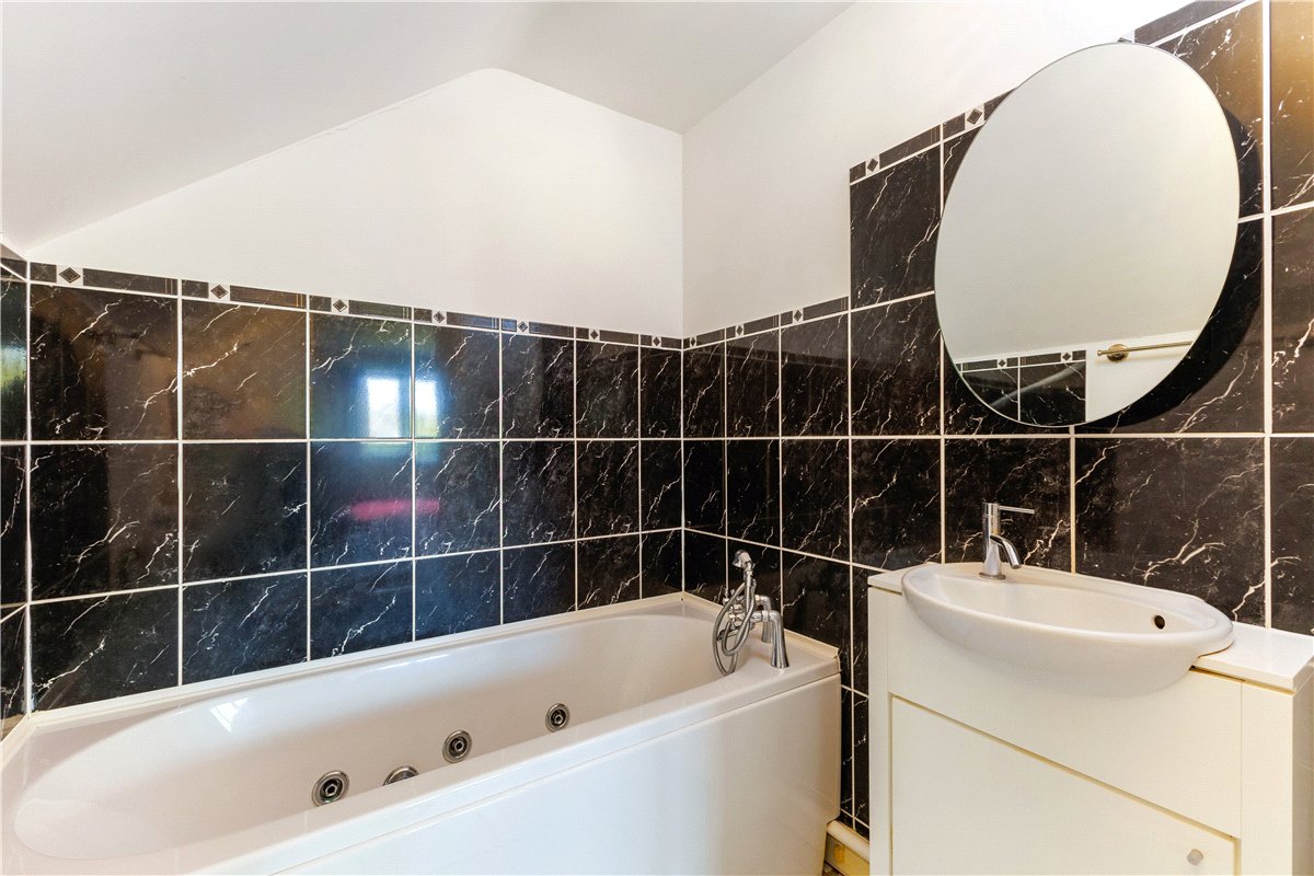 3 bedroom house, Eastsands, Burbage SN8 - Available