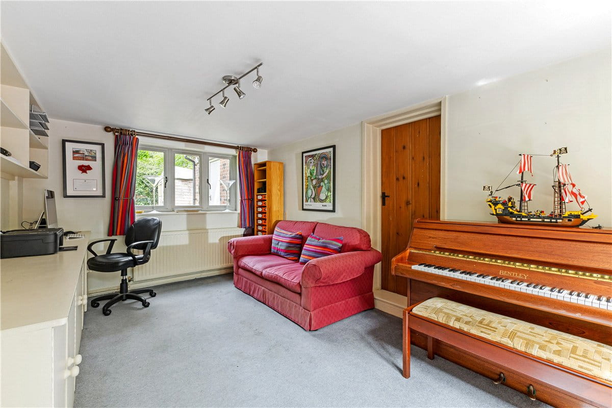 6 bedroom house, Hyde Lane, Marlborough SN8 - Available