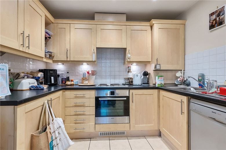 2 bedroom flat, Kynance Apartments, Salisbury Road SN8 - Available