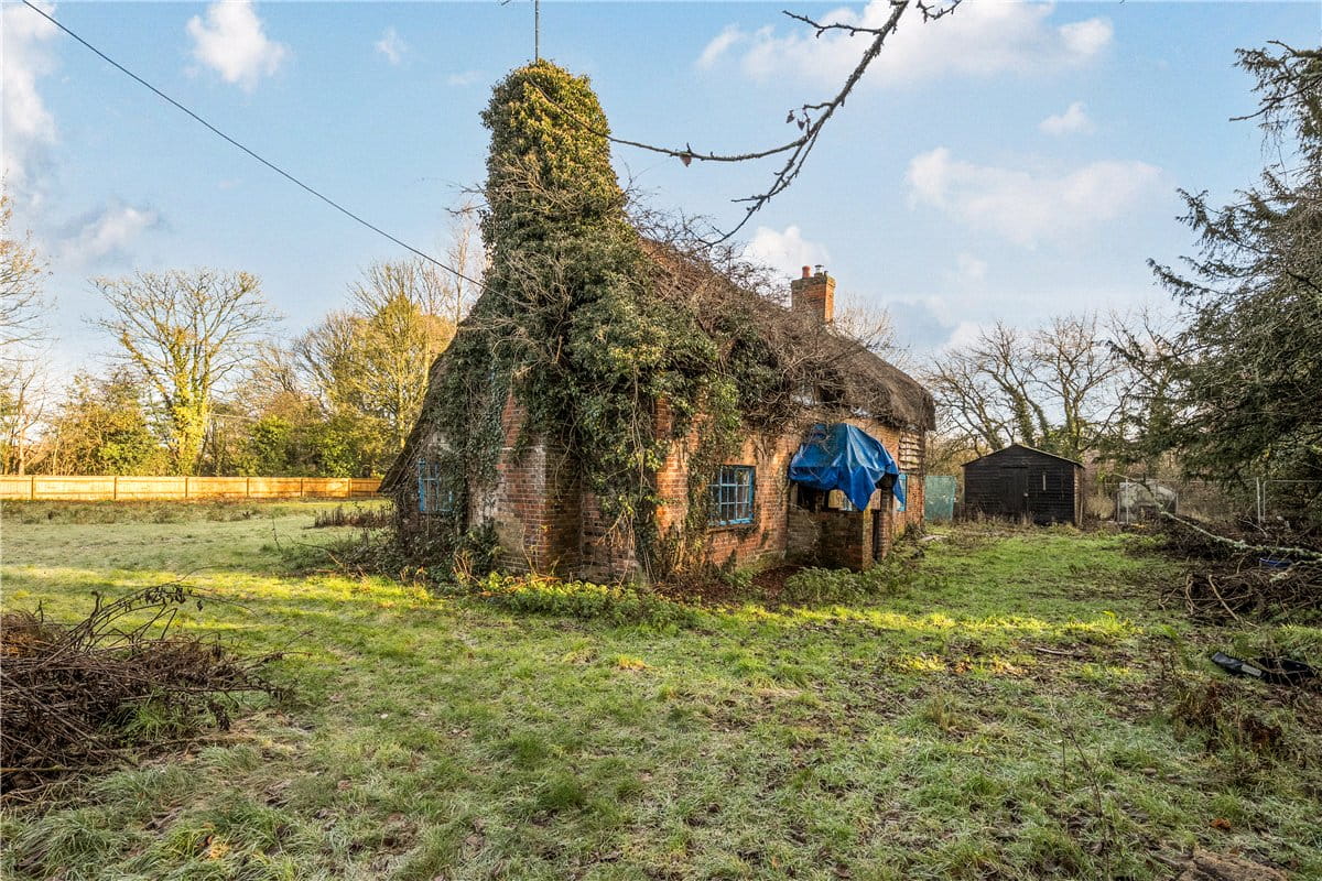 3 bedroom house, Westcourt, Burbage SN8 - Available