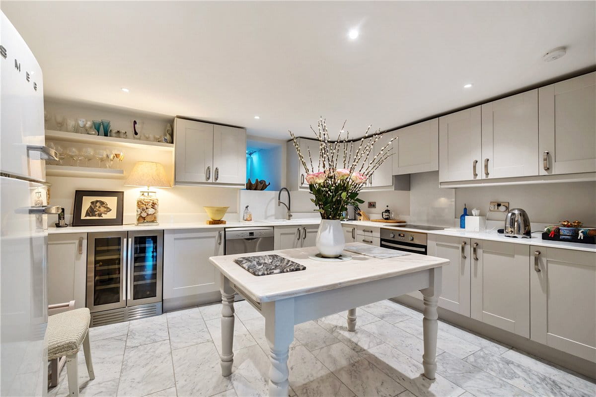 3 bedroom house, High Street, Marlborough SN8 - Available