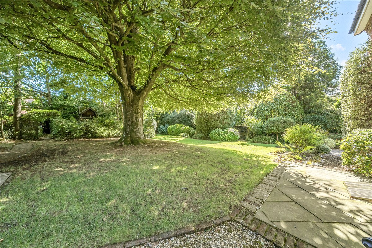 5 bedroom house, Leaze Road, Marlborough SN8 - Available