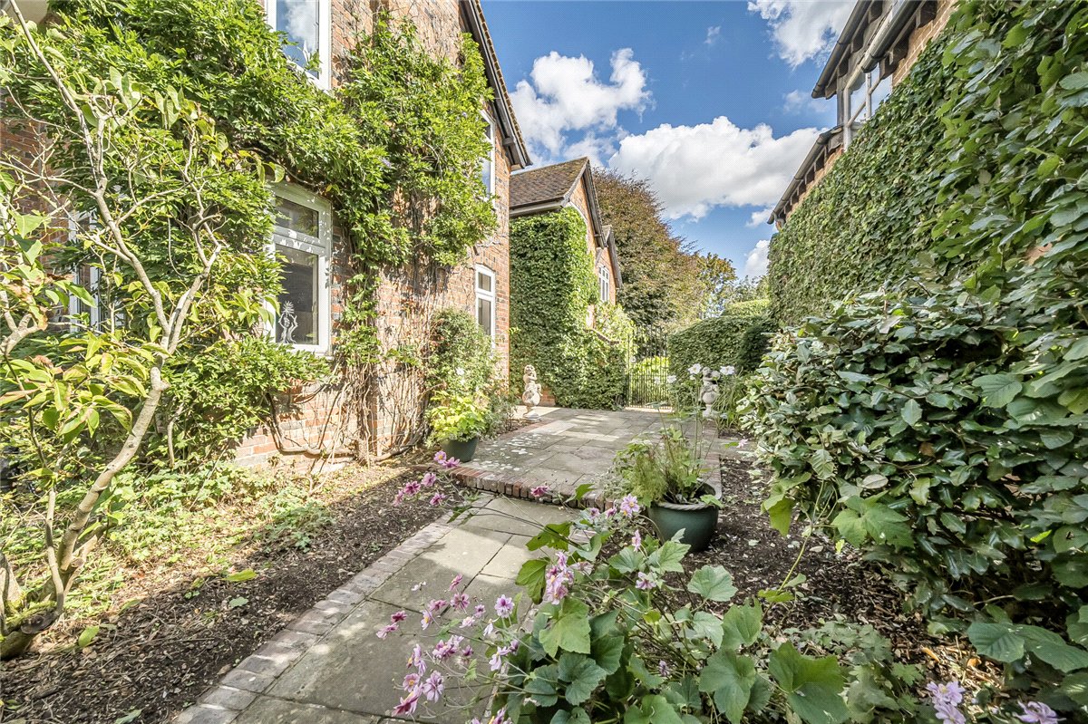 5 bedroom house, Leaze Road, Marlborough SN8 - Available