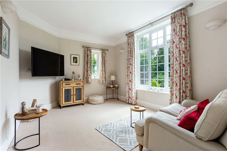 6 bedroom house, Bath Road, Marlborough SN8 - Available