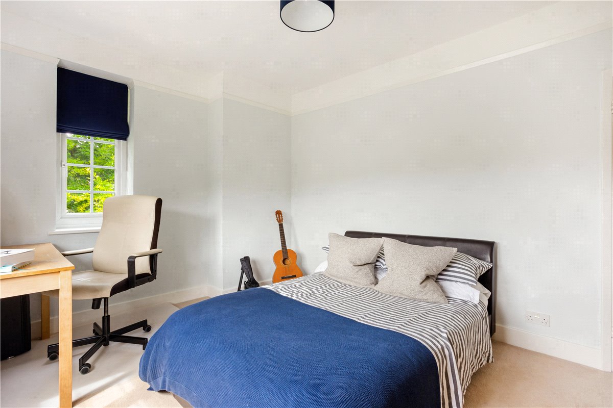 6 bedroom house, Bath Road, Marlborough SN8 - Available