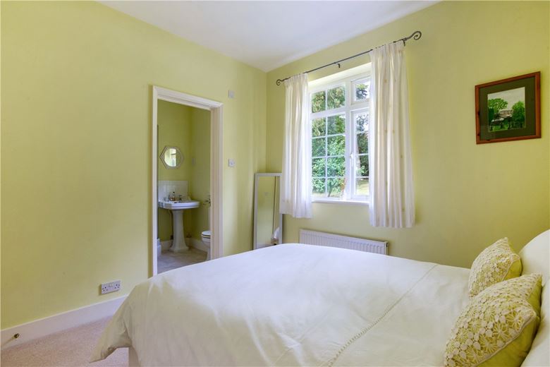 6 bedroom house, Bath Road, Marlborough SN8 - Available