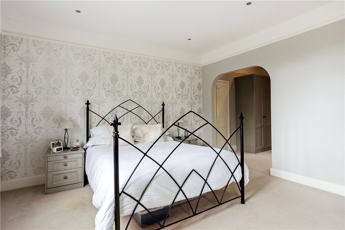 6 bedroom house, Bath Road, Marlborough SN8 - Available