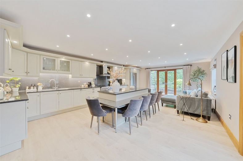 5 bedroom house, Netherstreet, Bromham SN15 - Available
