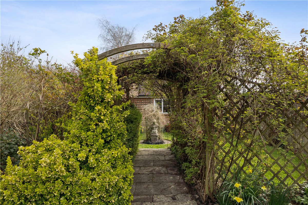 3 bedroom house, Back Lane, Marlborough SN8 - Available