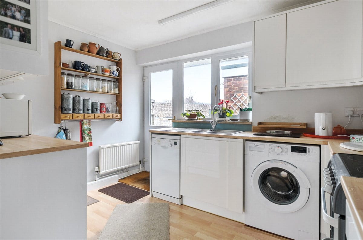 3 bedroom bungalow, Vicarage Close, Marlborough SN8 - Available