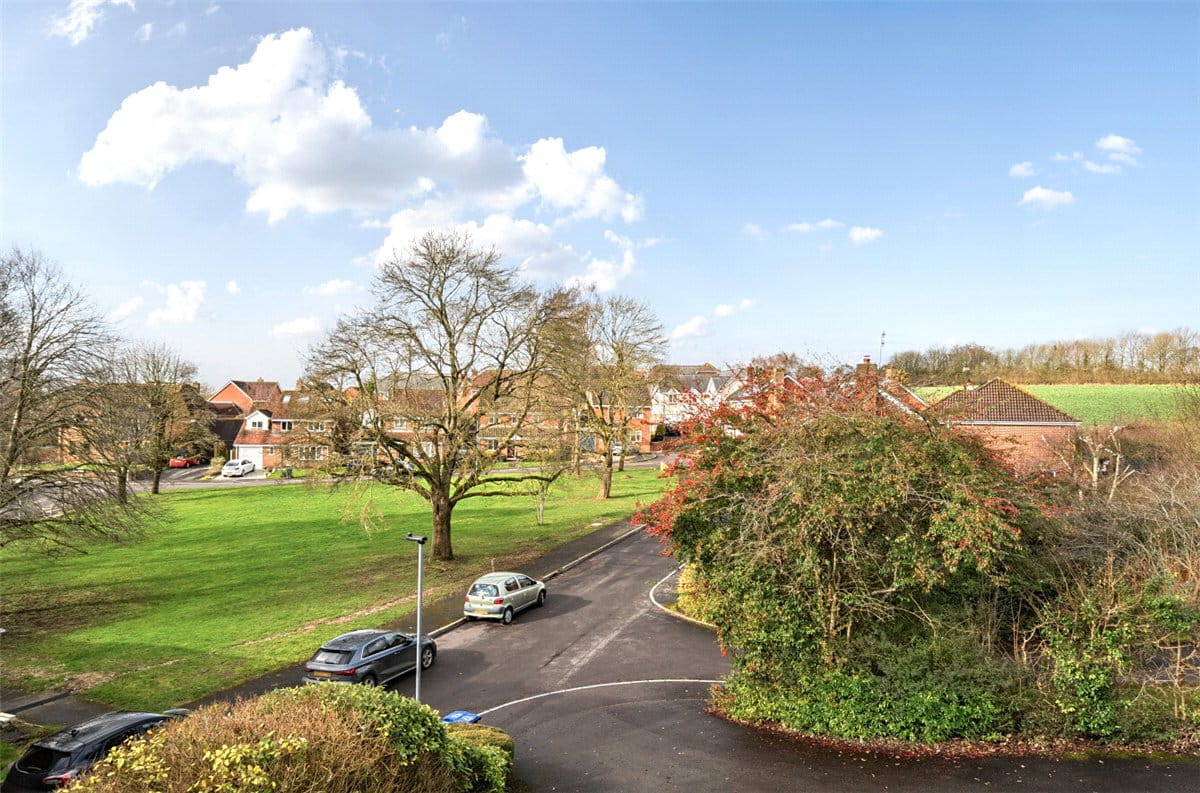 2 bedroom house, Macneice Drive, Marlborough SN8 - Available