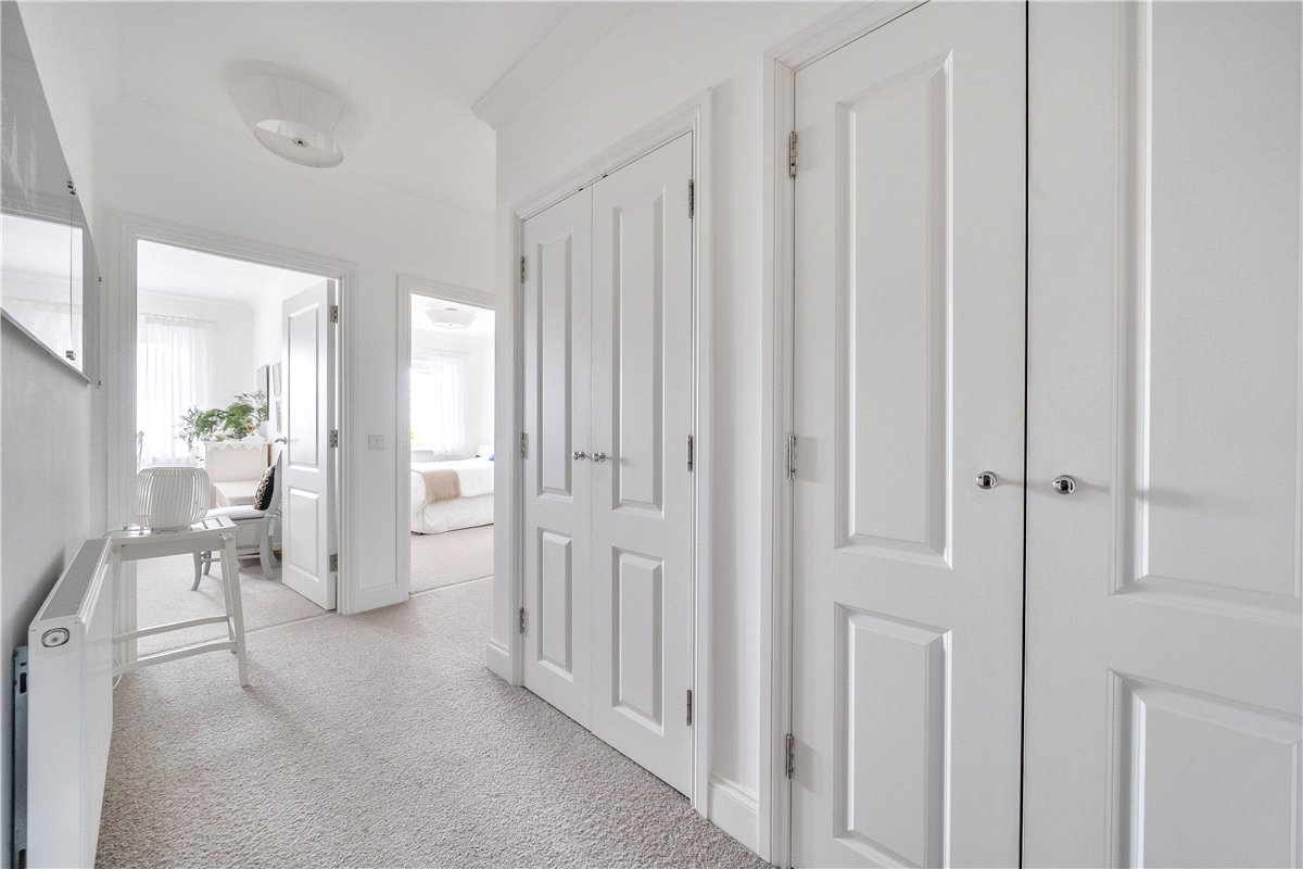 2 bedroom flat, Priory Court, Marlborough SN8 - Available