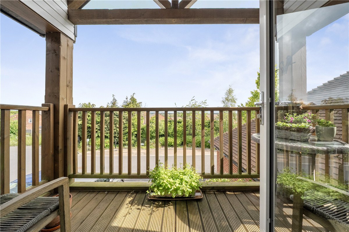 2 bedroom flat, Priory Court, Marlborough SN8 - Available