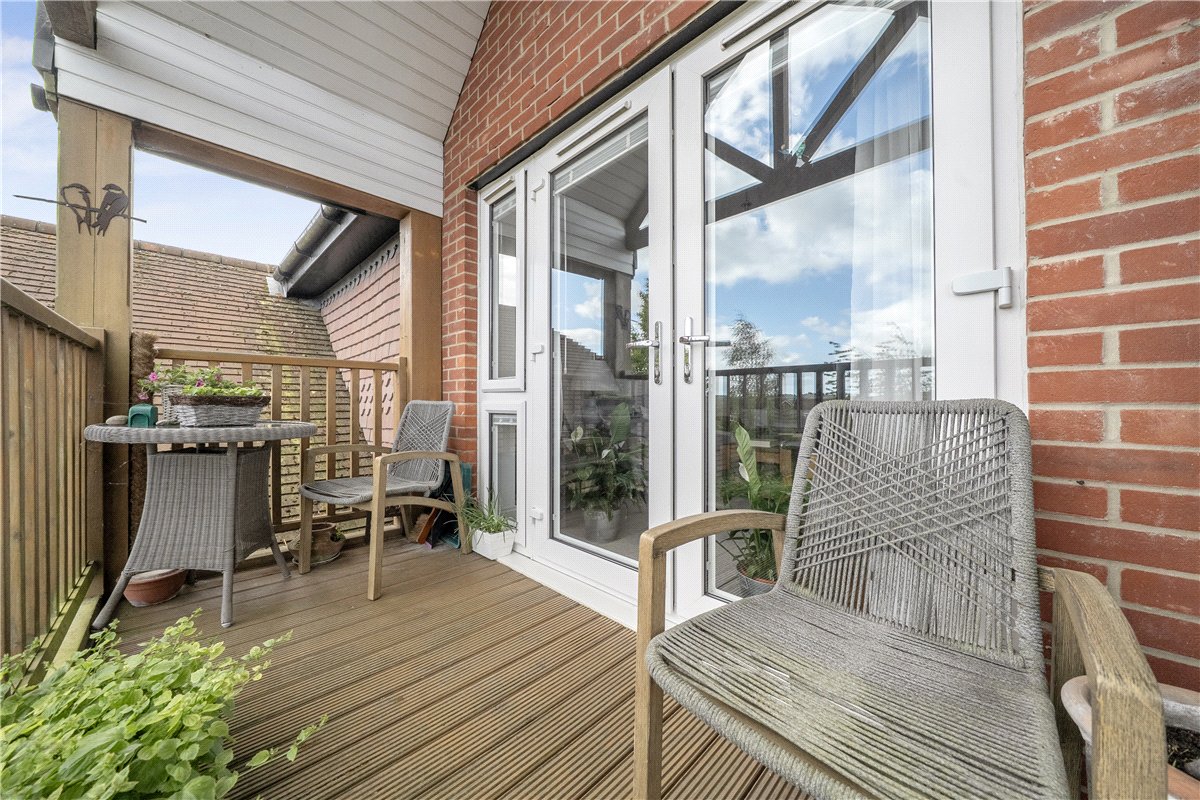 2 bedroom flat, Priory Court, Marlborough SN8 - Available
