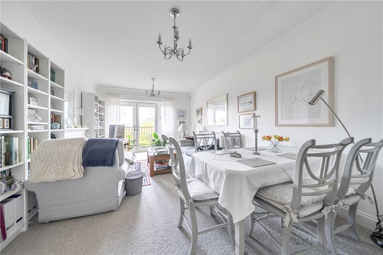 2 bedroom flat, Priory Court, Marlborough SN8 - Available