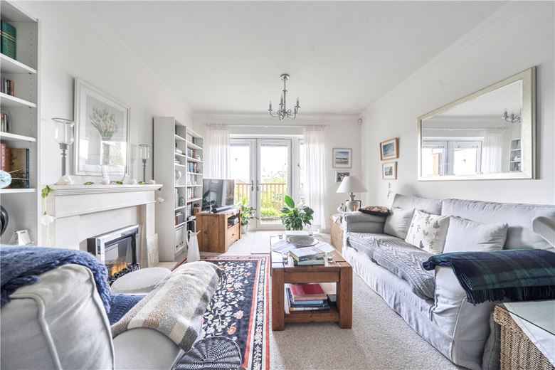 2 bedroom flat, Priory Court, Marlborough SN8 - Available