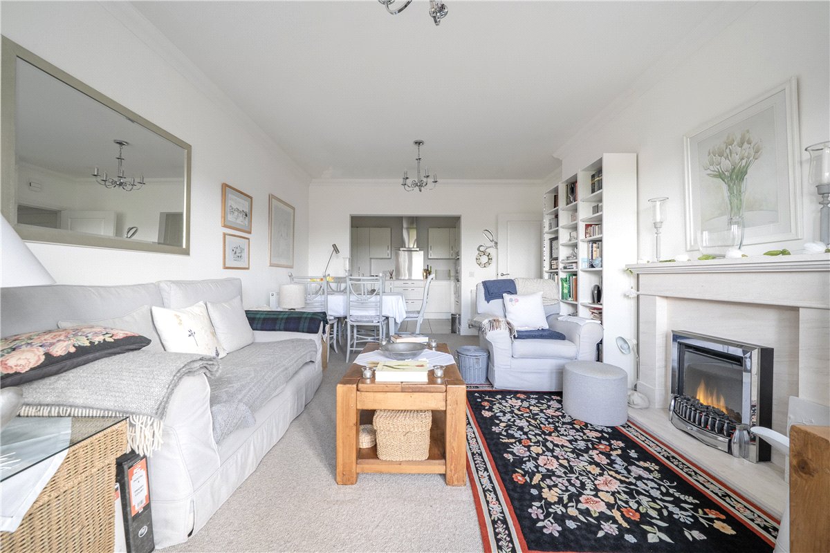 2 bedroom flat, Priory Court, Marlborough SN8 - Available