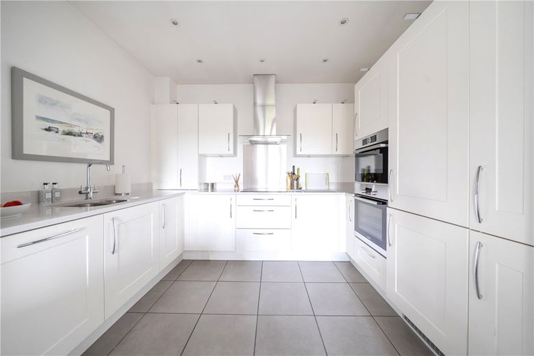 2 bedroom flat, Priory Court, Marlborough SN8 - Available