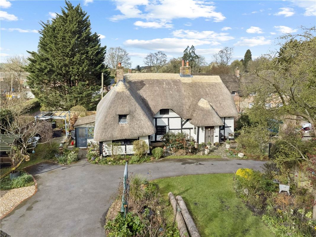 3 bedroom cottage, High Street, Burbage SN8 - Available