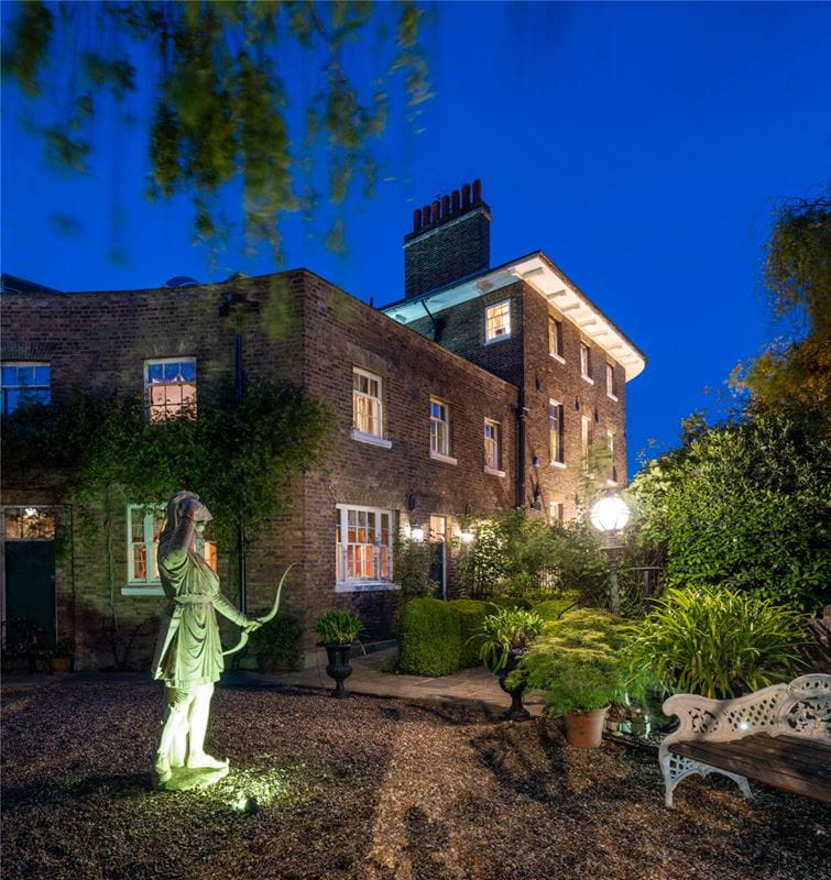 4 bedroom house, St Katharine By The Tower, London E1W - Available