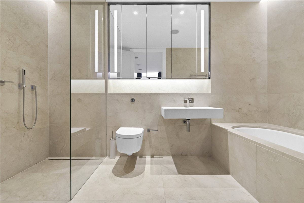 4 bedroom flat, Chelsea Manor Street, Chelsea SW3 - Available