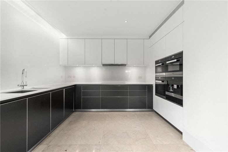 4 bedroom flat, Chelsea Manor Street, Chelsea SW3 - Available